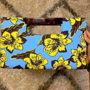 Cute clutch easy to wear and can go with anything!